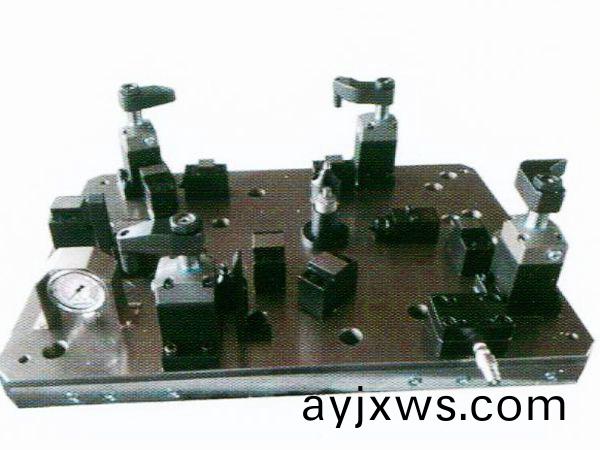 齒輪(lun)室罩蓋液(ye)壓裌(jia)具